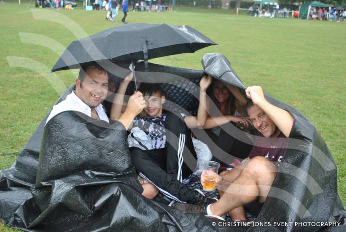 SOUTH SOMERSET NEWS: Singing in the rain for Party on the Park