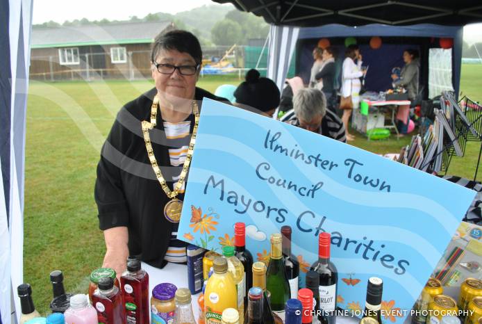 SOUTH SOMERSET NEWS: Singing in the rain for Party on the Park Photo 1