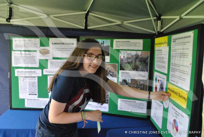 SOUTH SOMERSET NEWS: Singing in the rain for Party on the Park Photo 2