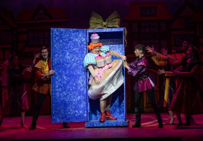YEOVIL NEWS: Evolution never fails to disappoint with panto magic at the Octagon Photo 3