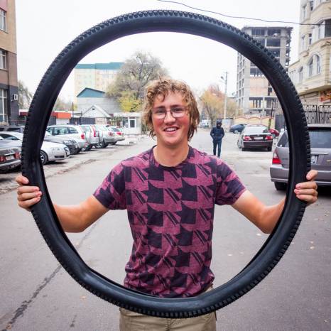 SOMERSET NEWS: Round-the-world unicyclist gets new tyre – after 5,000 miles!
