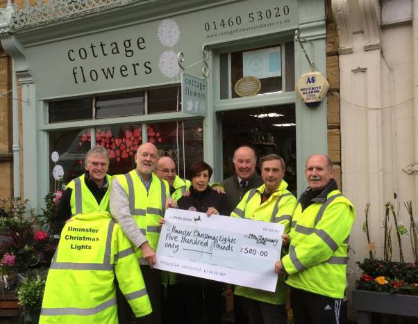 SOUTH SOMERSET NEWS: Angie’s blooming marvellous for Ilminster Christmas Lights
