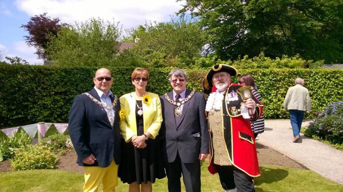 YEOVIL NEWS: Mayor criticised for failing to wear a tie at St Margaret’s Hospice fete